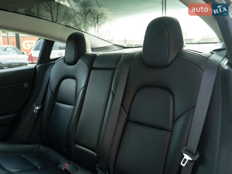 Седан Tesla Model 3 2021 в Черновцах