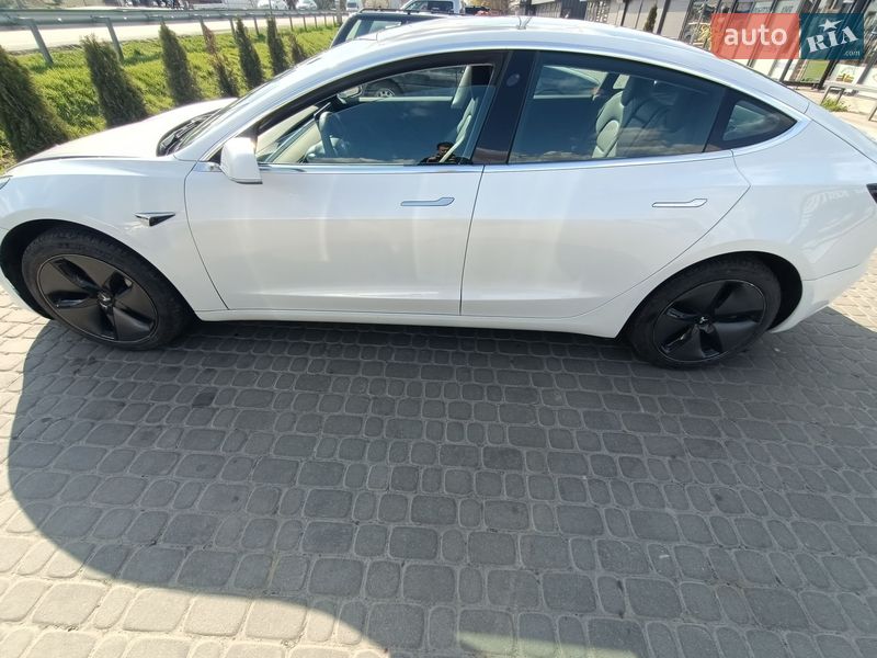 Седан Tesla Model 3 2020 в Львове