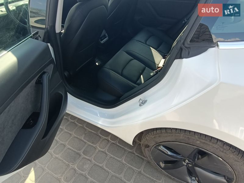 Седан Tesla Model 3 2020 в Львове