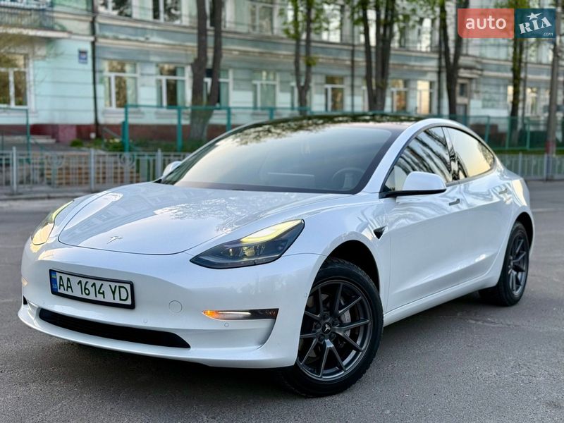 Седан Tesla Model 3 2021 в Киеве