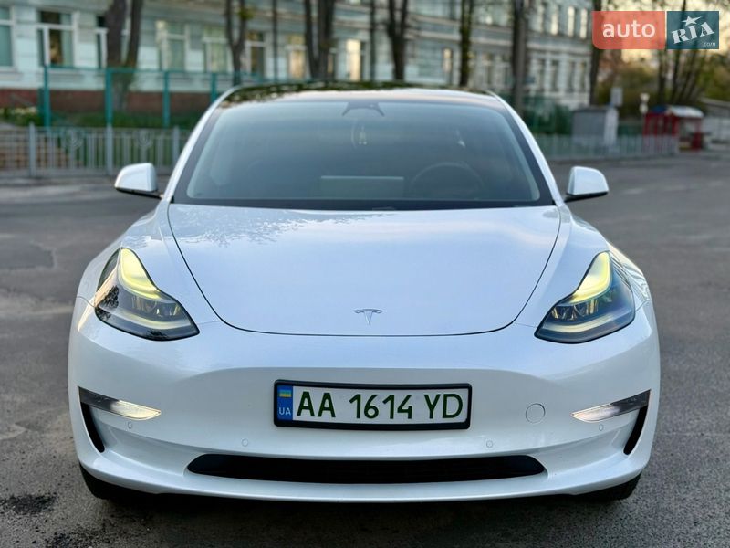 Седан Tesla Model 3 2021 в Киеве