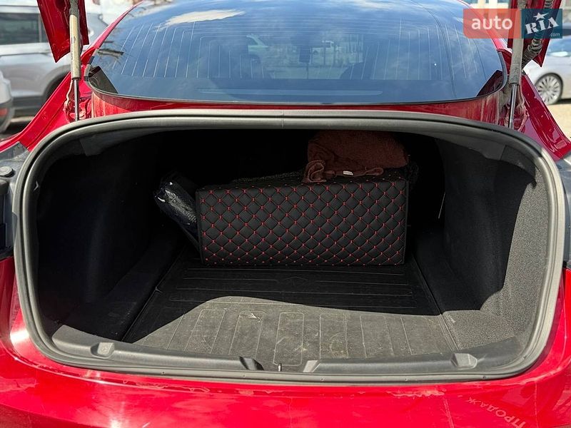 Седан Tesla Model 3 2020 в Львове