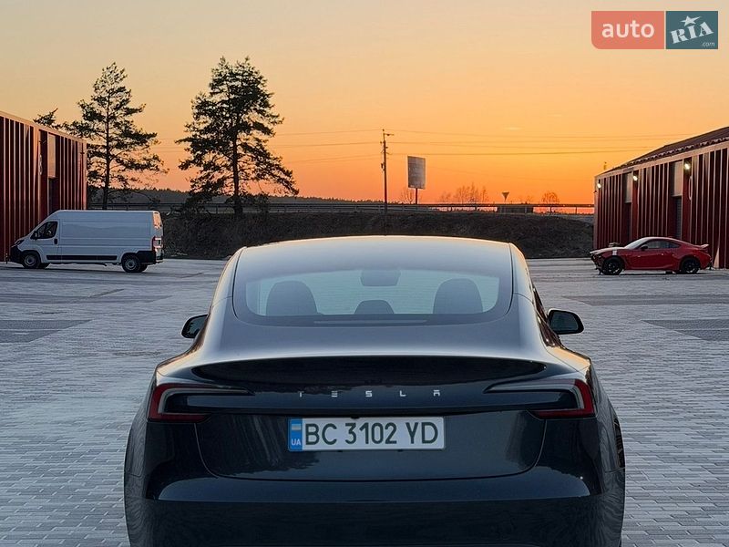 Седан Tesla Model 3 2024 в Львове