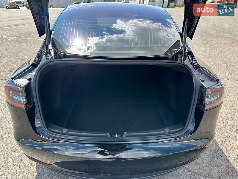Седан Tesla Model 3 2018 в Ужгороді