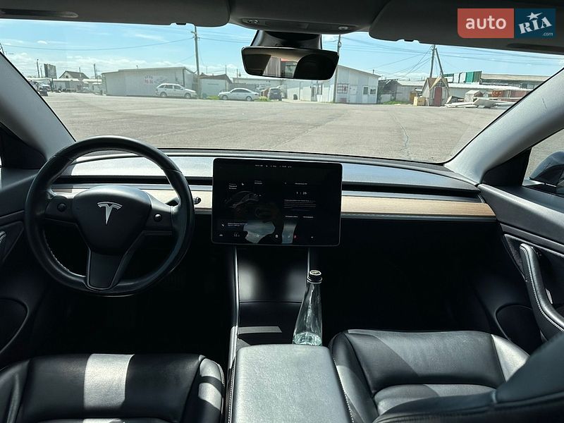 Седан Tesla Model 3 2018 в Ужгороді