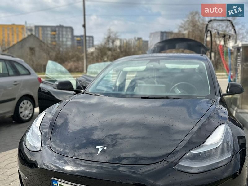 Седан Tesla Model 3 2022 в Львові