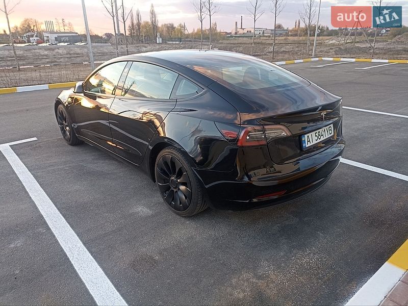 Седан Tesla Model 3 2022 в Буче