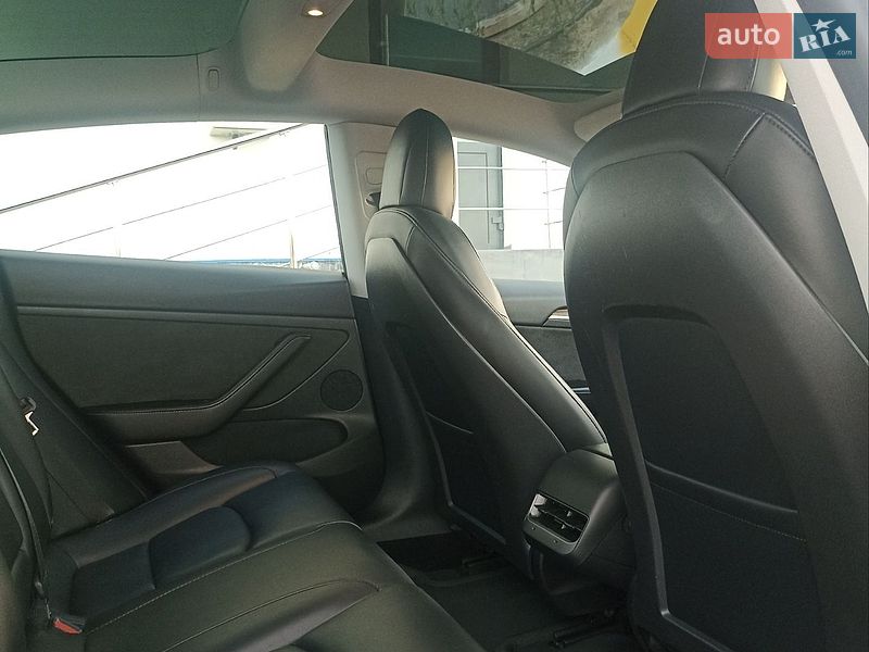 Седан Tesla Model 3 2022 в Буче