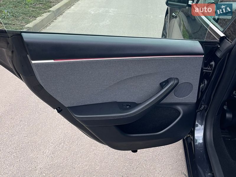 Седан Tesla Model 3 2024 в Нововолинську