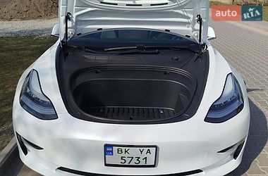 Седан Tesla Model 3 2020 в Ровно