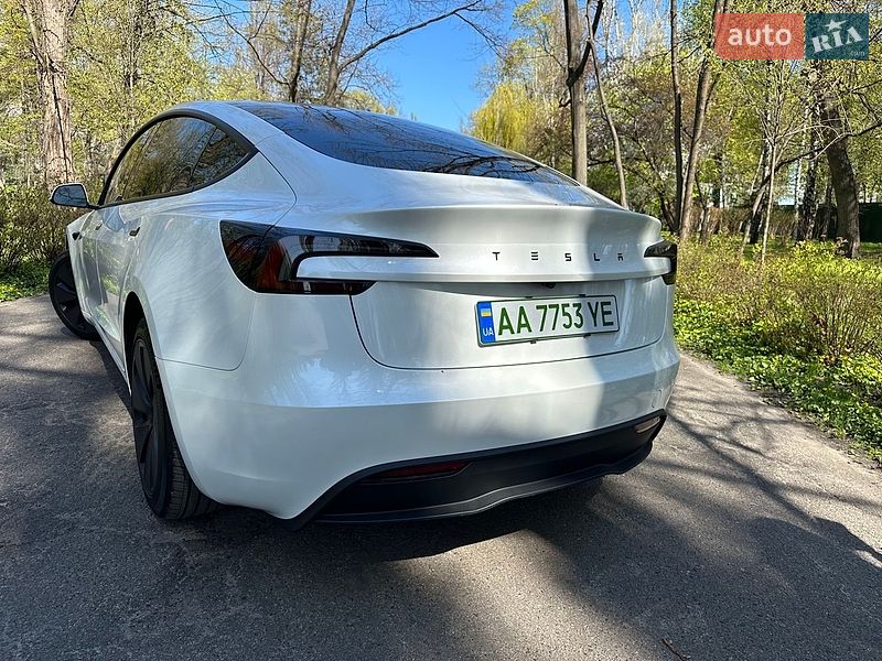 Седан Tesla Model 3 2025 в Киеве