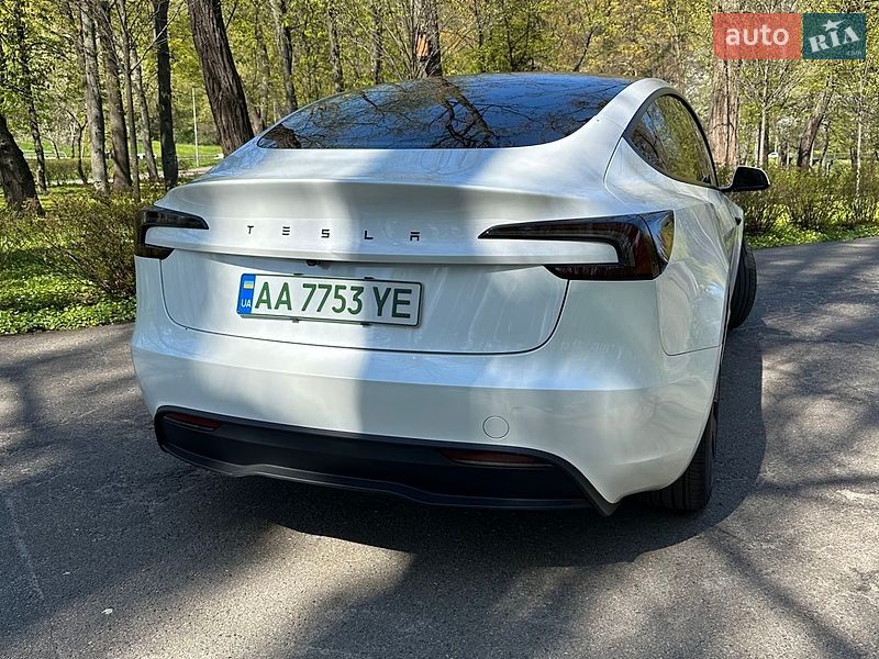 Седан Tesla Model 3 2025 в Киеве