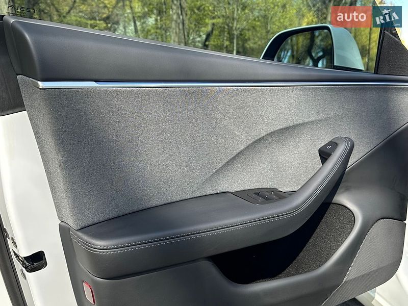 Седан Tesla Model 3 2025 в Киеве