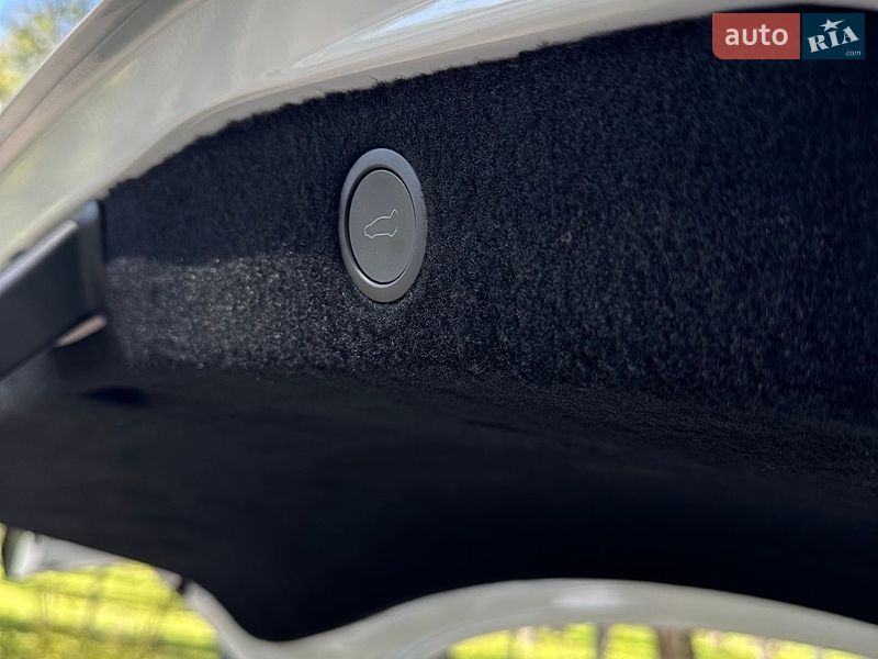 Седан Tesla Model 3 2025 в Киеве