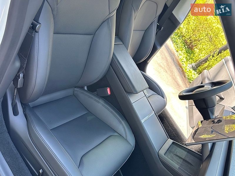 Седан Tesla Model 3 2025 в Киеве