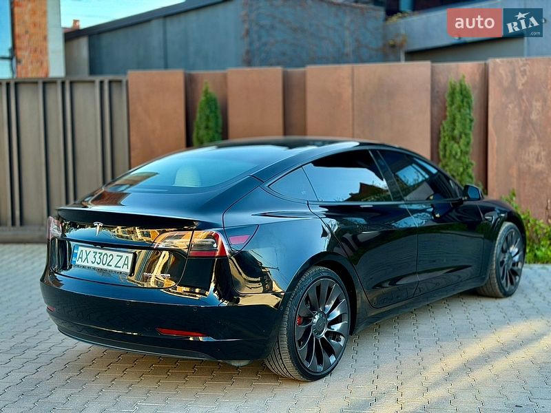 Седан Tesla Model 3 2022 в Черновцах