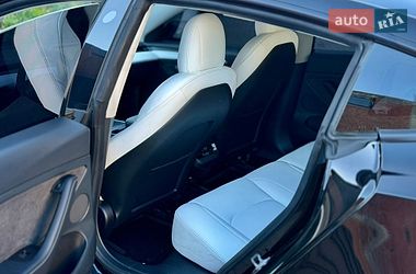 Седан Tesla Model 3 2022 в Черновцах