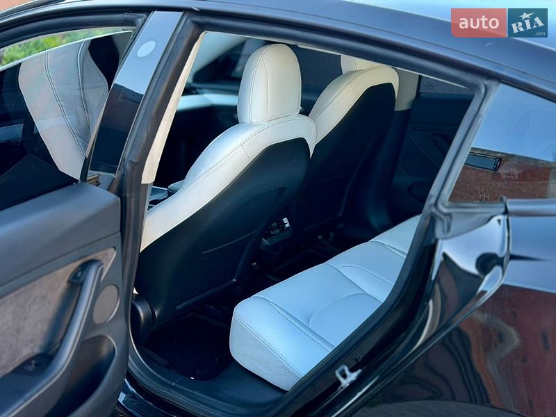 Седан Tesla Model 3 2022 в Черновцах