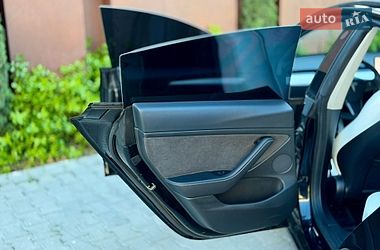 Седан Tesla Model 3 2022 в Черновцах