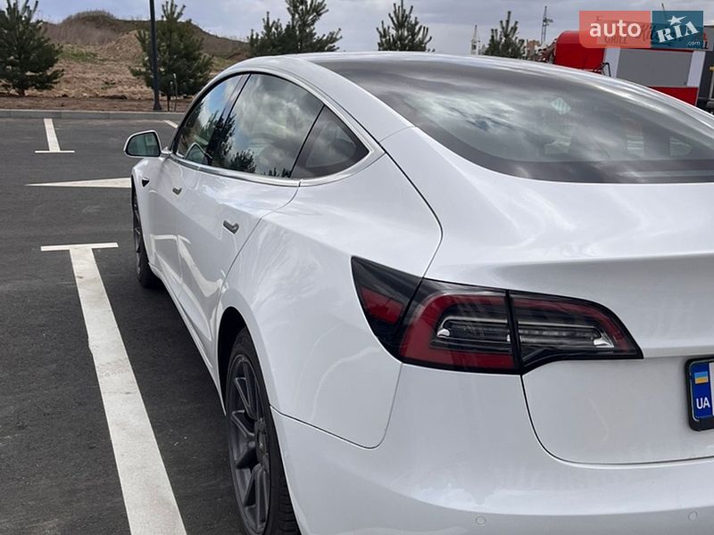Седан Tesla Model 3 2019 в Ровно