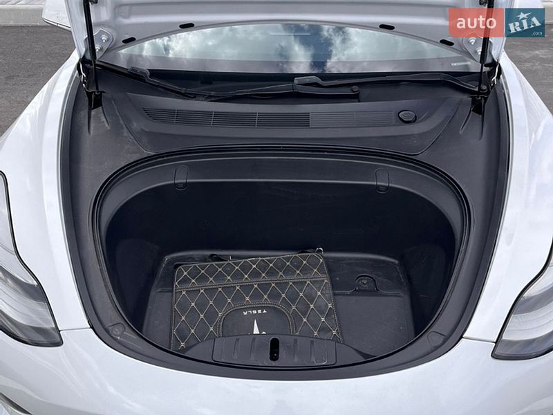 Седан Tesla Model 3 2019 в Ровно