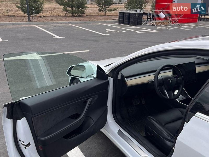 Седан Tesla Model 3 2019 в Ровно