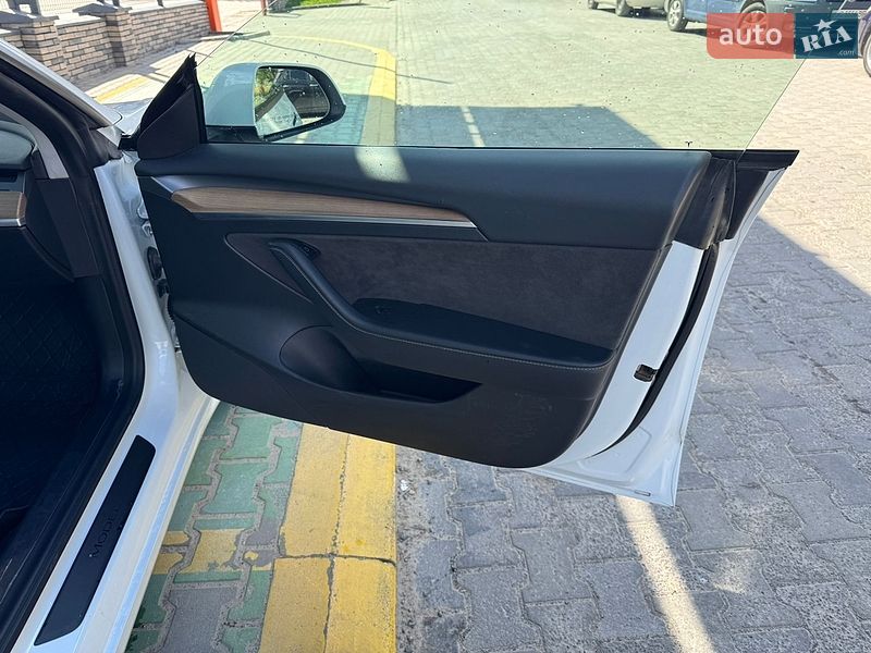 Седан Tesla Model 3 2021 в Львове
