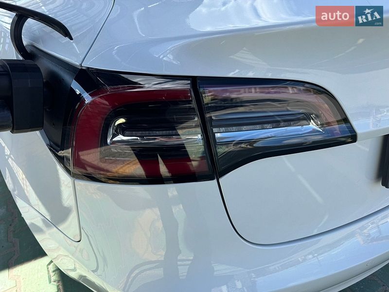 Седан Tesla Model 3 2021 в Львове