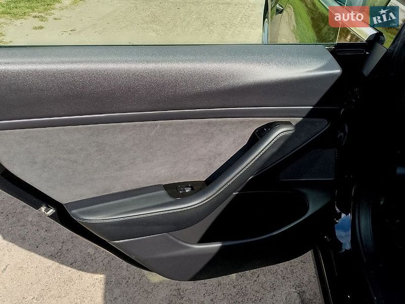 Седан Tesla Model 3 2020 в Львове