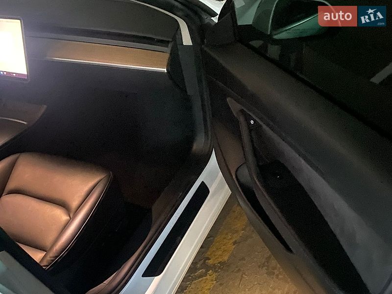 Седан Tesla Model 3 2021 в Луцке