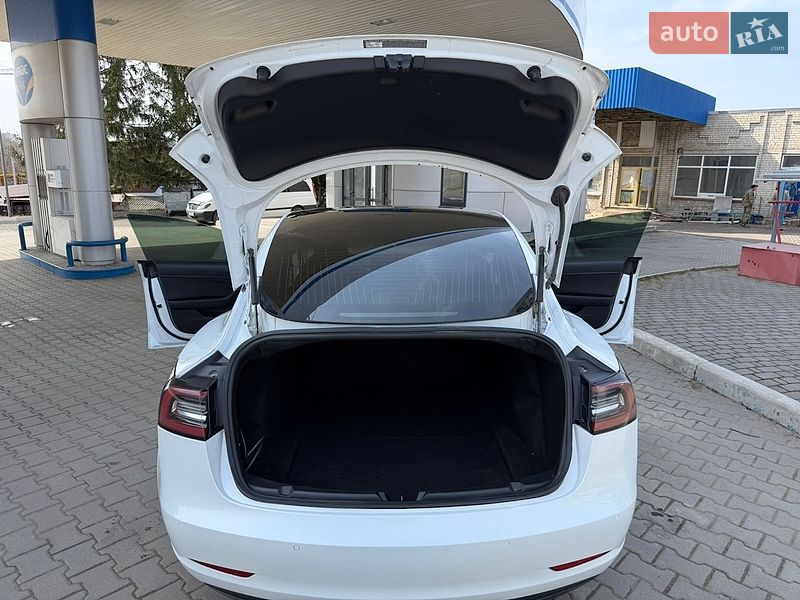 Седан Tesla Model 3 2019 в Киеве