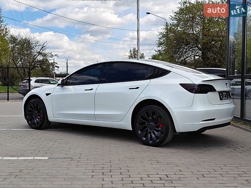 Седан Tesla Model 3 2023 в Львове
