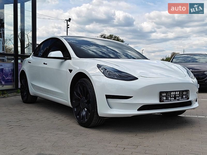 Седан Tesla Model 3 2023 в Львове