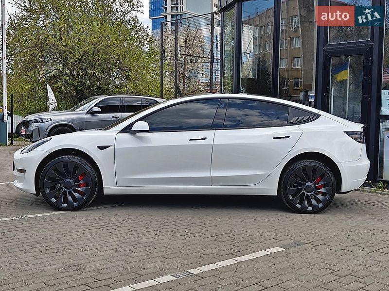 Седан Tesla Model 3 2023 в Львове