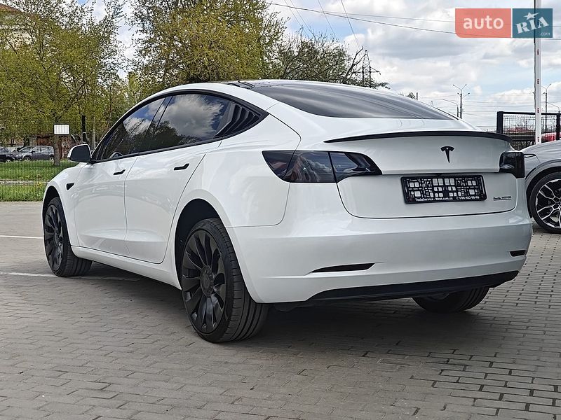 Седан Tesla Model 3 2023 в Львове