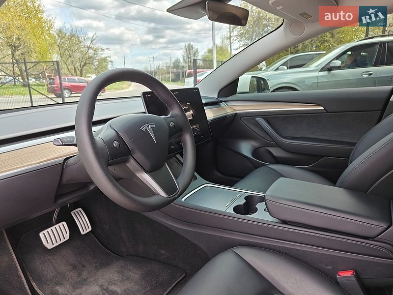 Седан Tesla Model 3 2023 в Львове