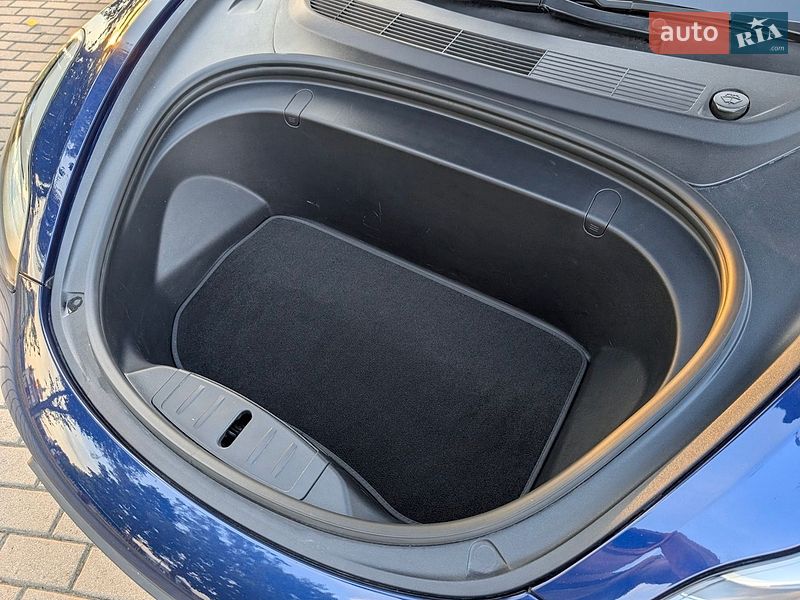 Седан Tesla Model 3 2018 в Львові