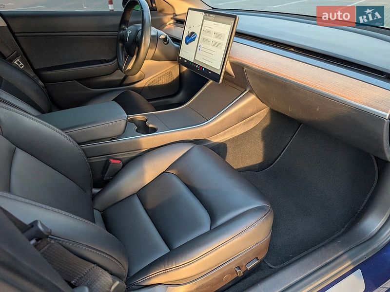 Седан Tesla Model 3 2018 в Львові