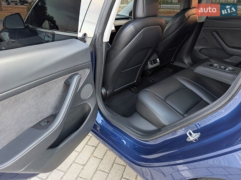 Седан Tesla Model 3 2018 в Львові