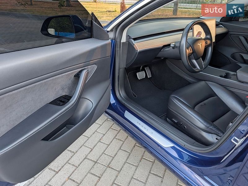Седан Tesla Model 3 2018 в Львові