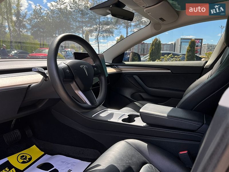 Седан Tesla Model 3 2021 в Львові