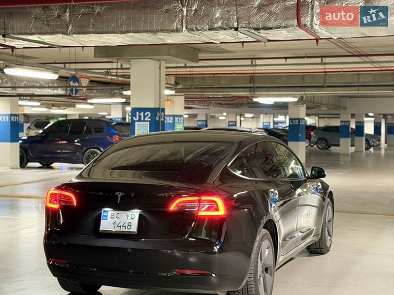 Седан Tesla Model 3 2022 в Львове