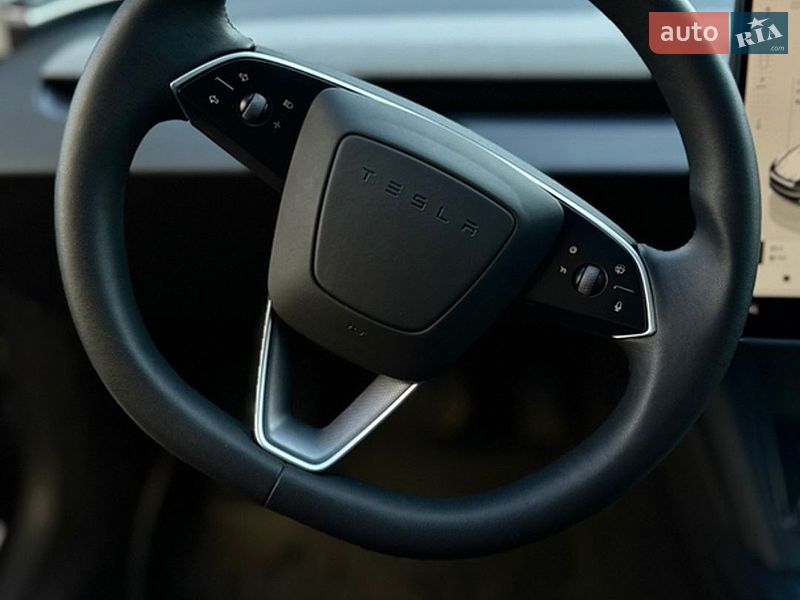 Седан Tesla Model 3 2024 в Львове