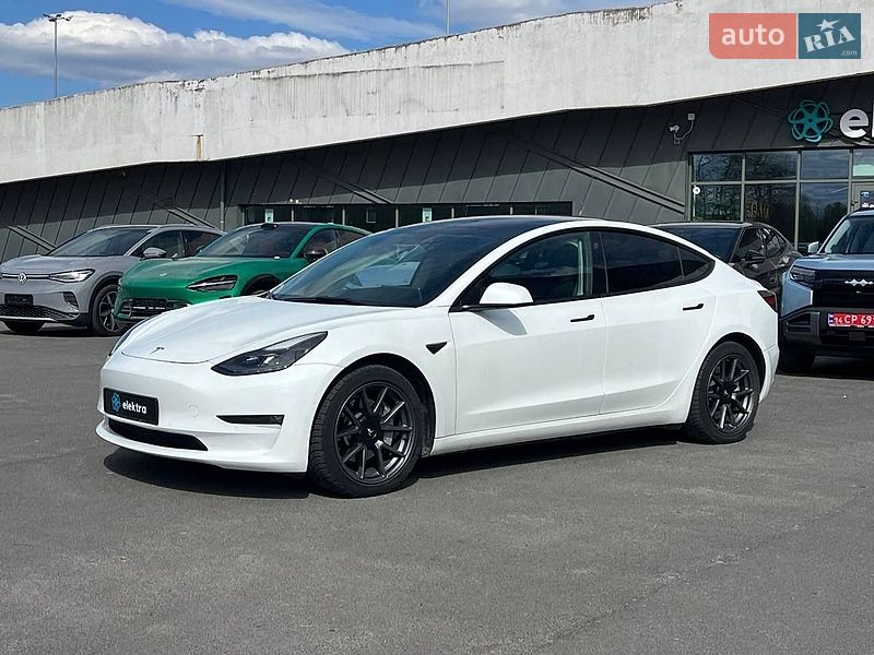 Седан Tesla Model 3 2021 в Львове