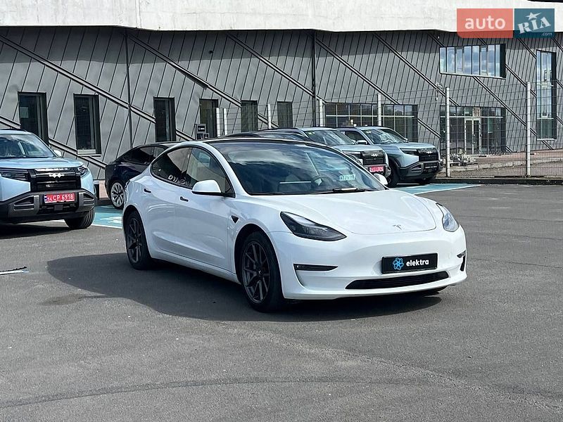 Седан Tesla Model 3 2021 в Львове