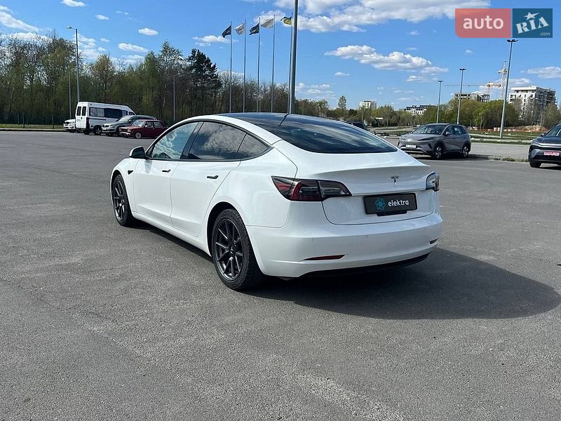Седан Tesla Model 3 2021 в Львове