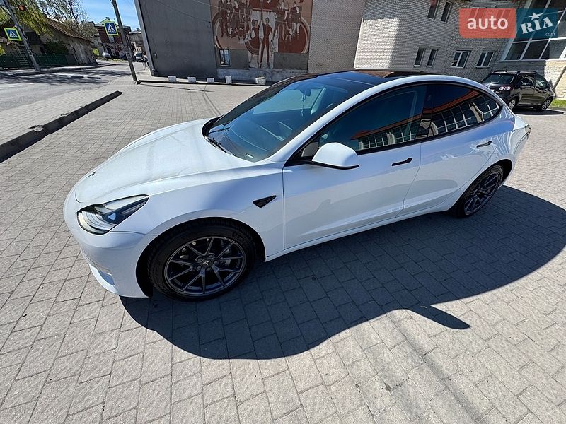 Седан Tesla Model 3 2022 в Буске