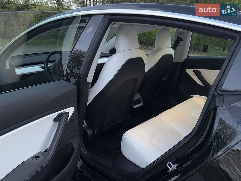 Седан Tesla Model 3 2019 в Львове