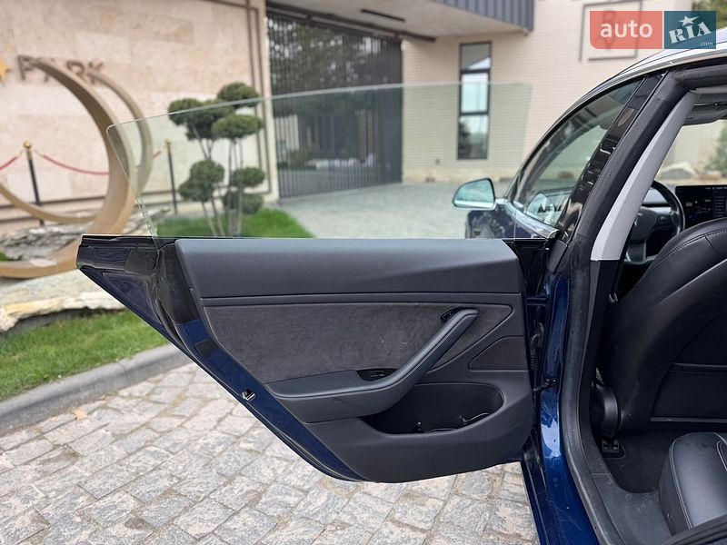 Седан Tesla Model 3 2018 в Львове