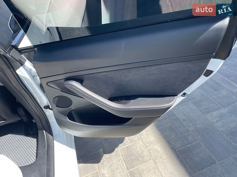 Седан Tesla Model 3 2023 в Луцке
